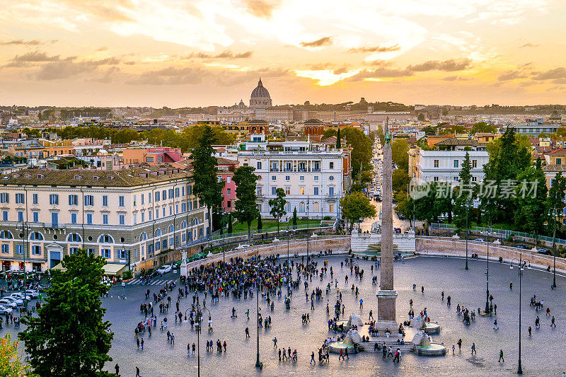 从罗马中心的平西奥花园(Pincio Gardens)看到的波波罗广场(Piazza del Popolo)上的日落天空